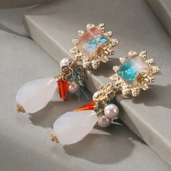 Elegant vintage resin dangle Clip-on earrings - Picture 3 of 4